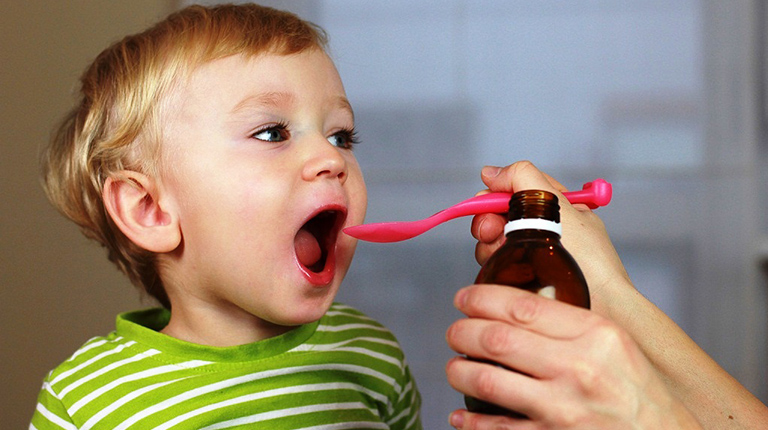 Как правильно дать лекарство маленькому ребенку?