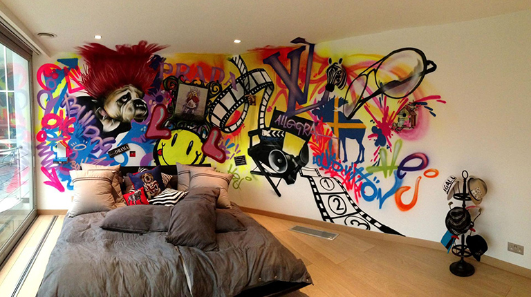 Граффити на стене в квартире
