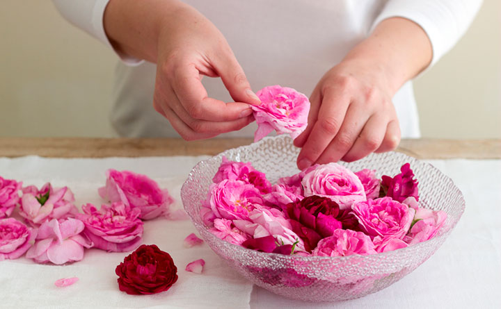 Как приготовить воду из лепестков роз своими руками